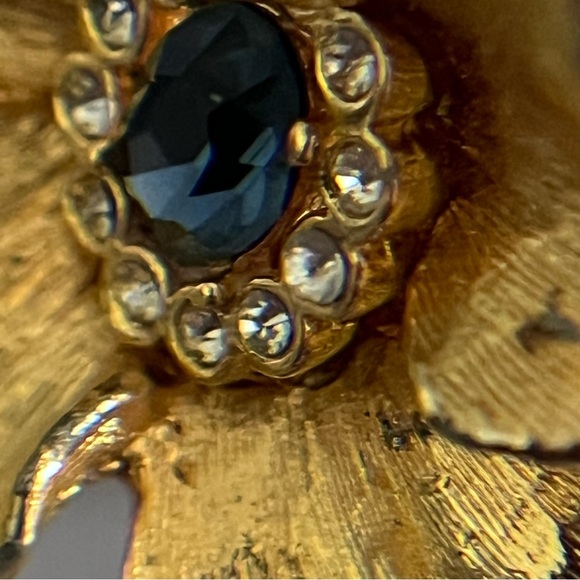 Kenneth Jay Lane Vintage Florentine Flower Gold Tone Rhinestone Clip Earrings - Picture 10 of 14